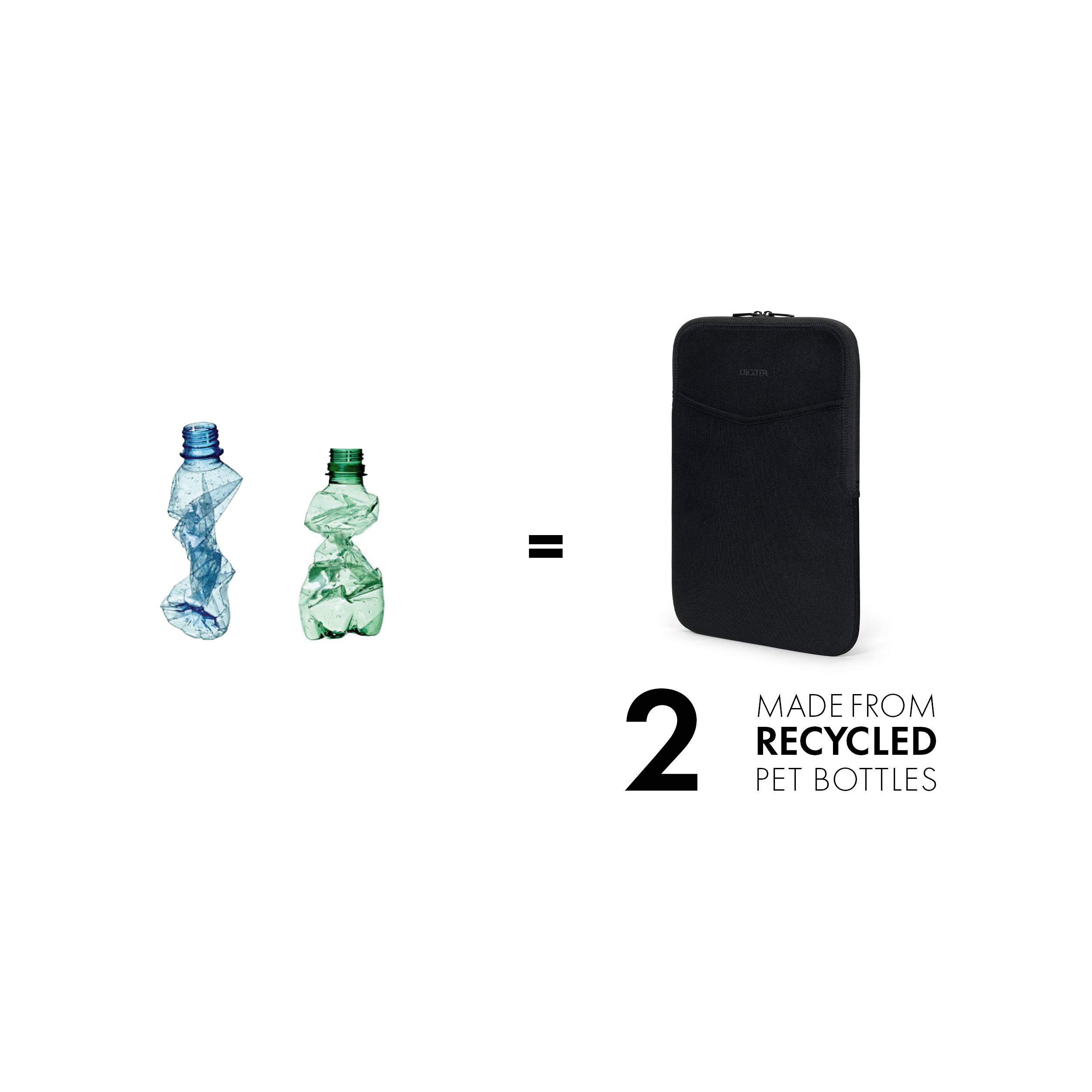 Dvě rozdrcené PET láhve tvoří černou tašku. Text: '2 Vyrobeno z recyklovaných PET lahví'