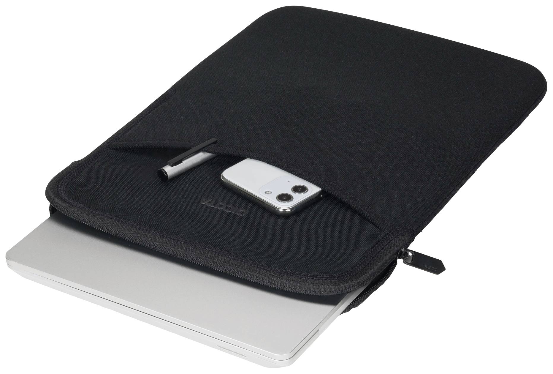 Černý obal na notebook se zipem, který je z části otevřený, zobrazuje notebook a smartphone v přední kapse.