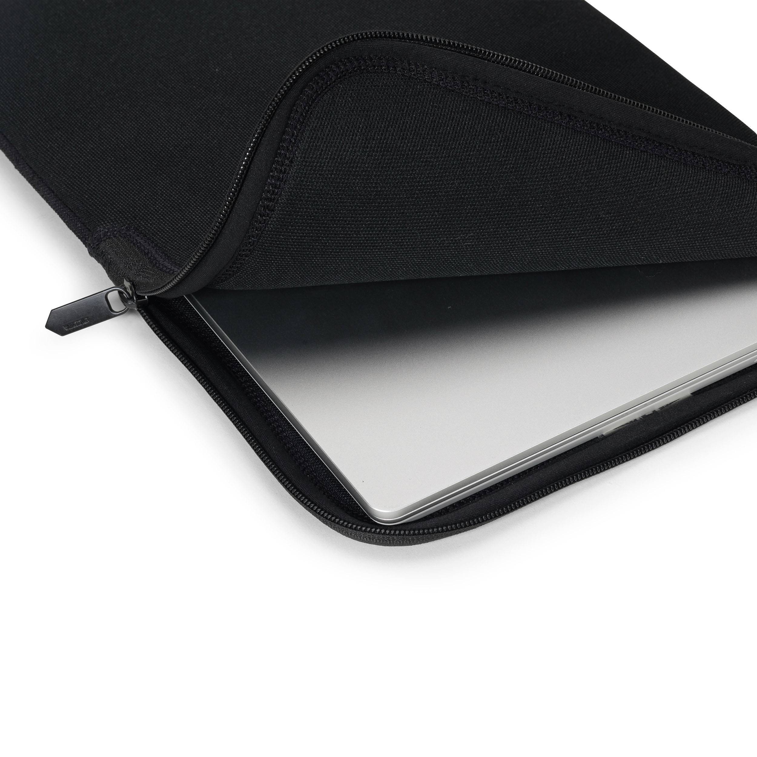 Laptop částečně zasunutý do černého ochranného obalu.