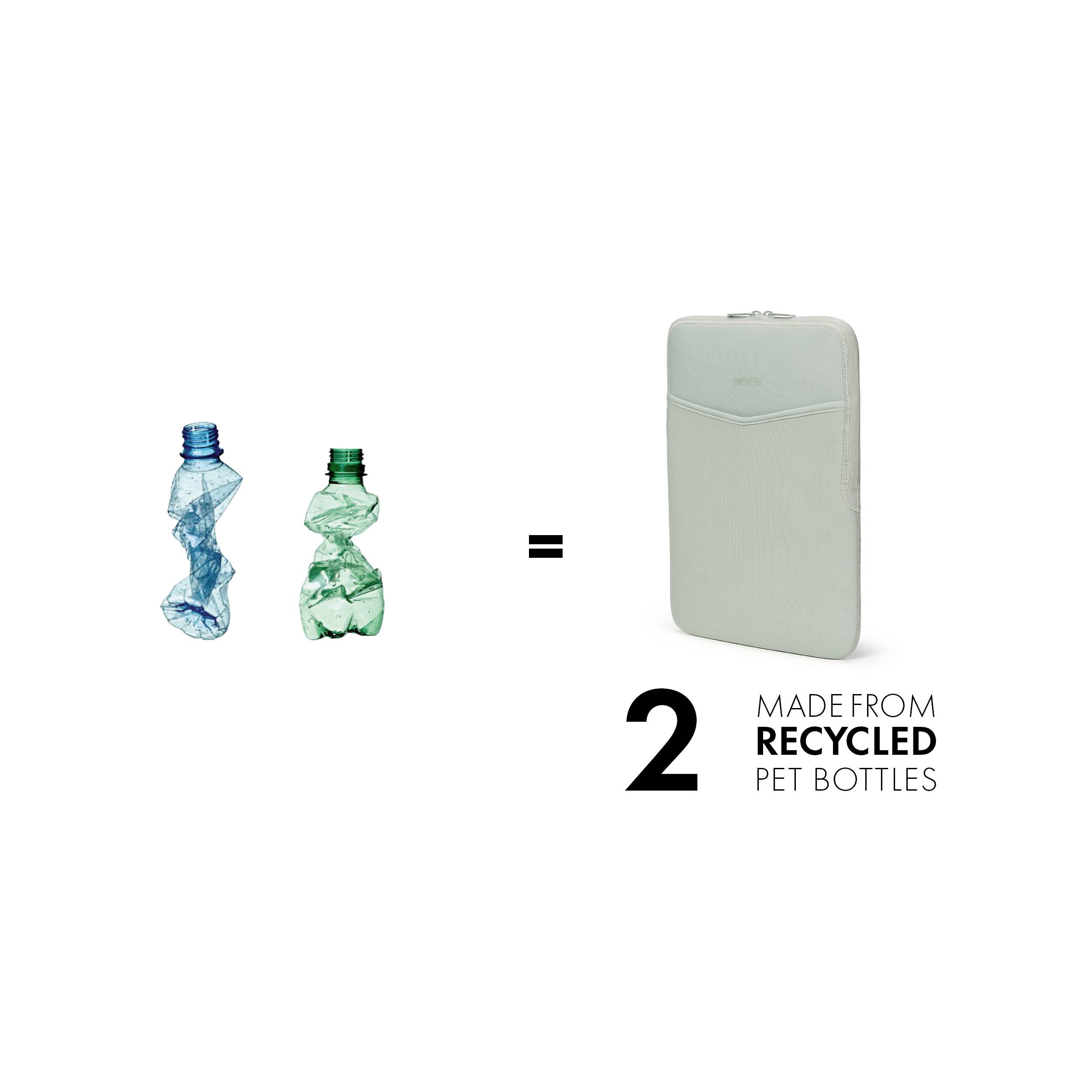 Dva zmačkané PET obaly jsou recyklovány na světle šedou laptopovou tašku. Text: '2 vyrobeno z recyklovaných PET lahví'