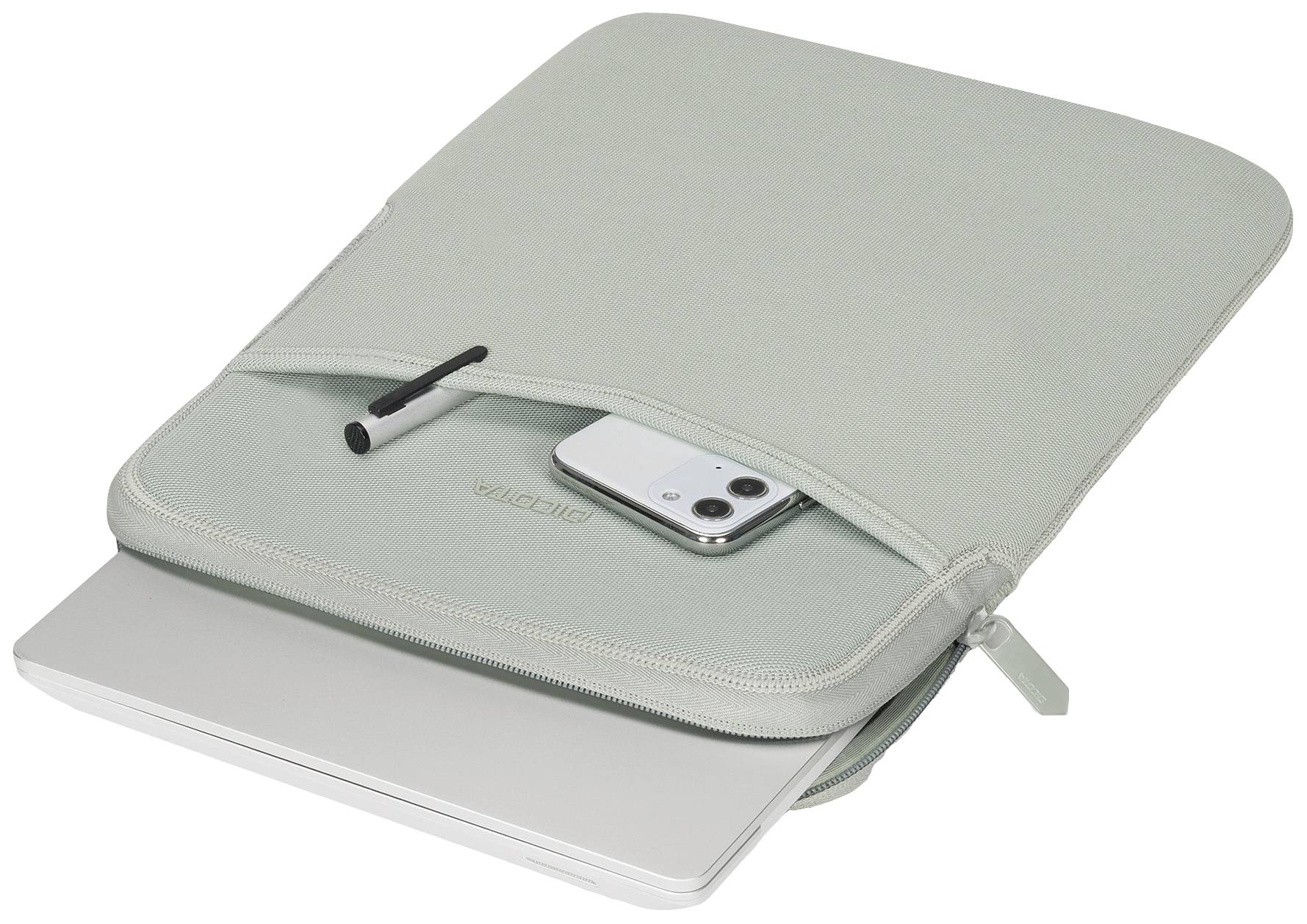 Světle zelený obal na notebook s zipovou kapsou, ve které je uložen smartphone a pero. Z obalu vyčnívá notebook.