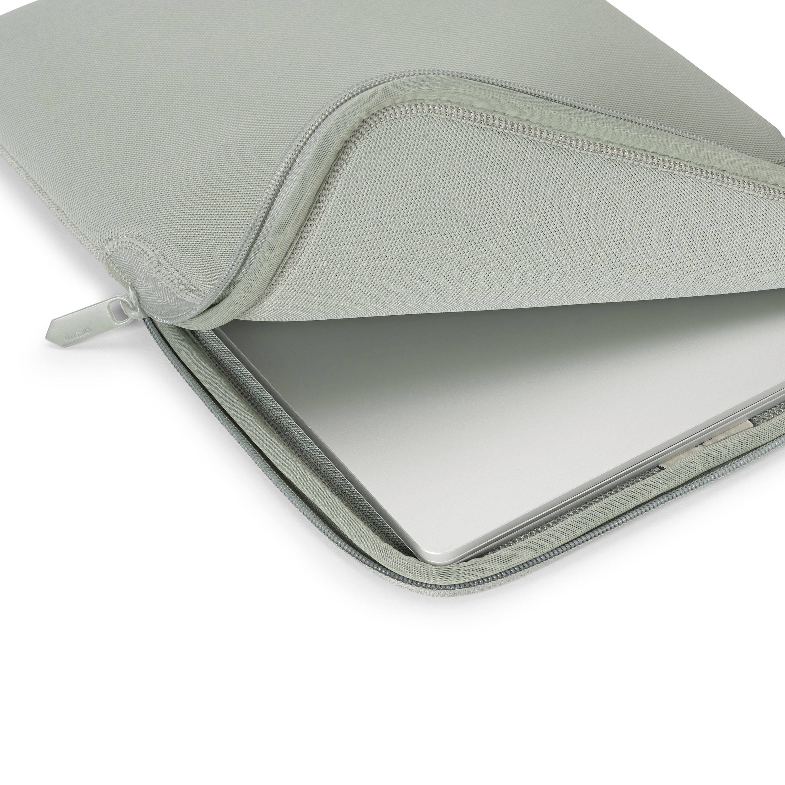 Laptop částečně vyčnívá z otevřené šedé brašny na notebook.