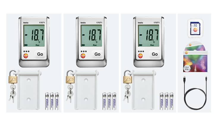 Tři digitální termo-hygrometry s LCD displeji ukazují '18,7'. Příslušenství: baterie, montážní sada, zámek, SD karta, kabel.