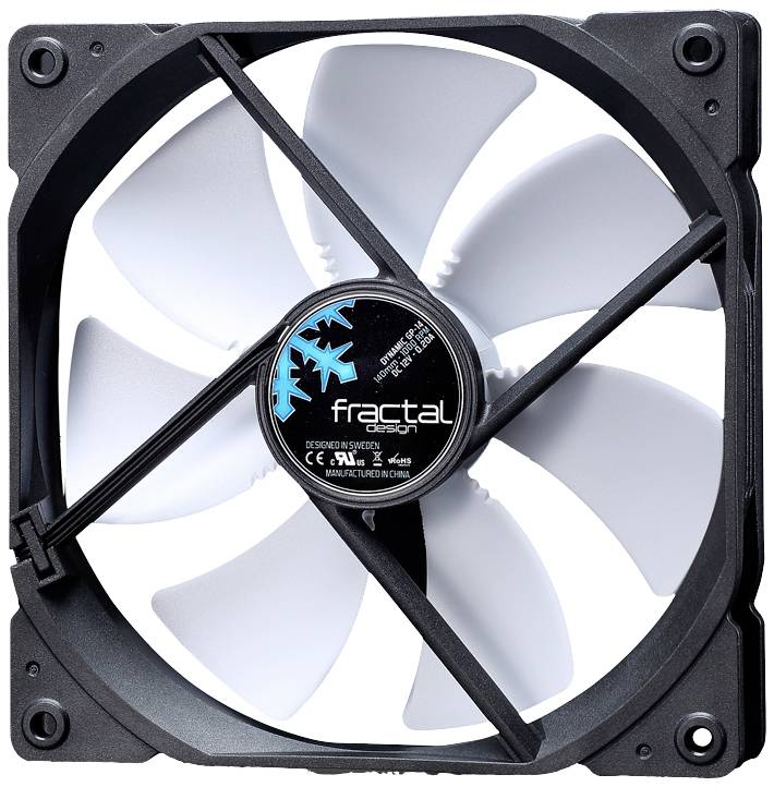 Černý počítačový ventilátor s pěti bílými lopatkami, na němž je viditelné logo společnosti 'Fractal Design' v modré a bílé barvě.