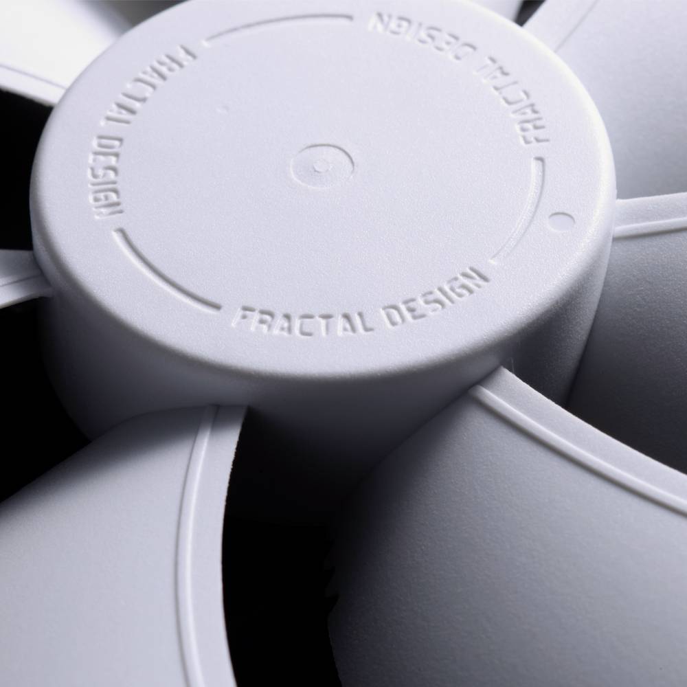 Detailní záběr šedého ventilátoru značky 'Fractal Design', jehož firemní logo je viditelné na těle ventilátoru. Ventilátor má čtyři lopatky.