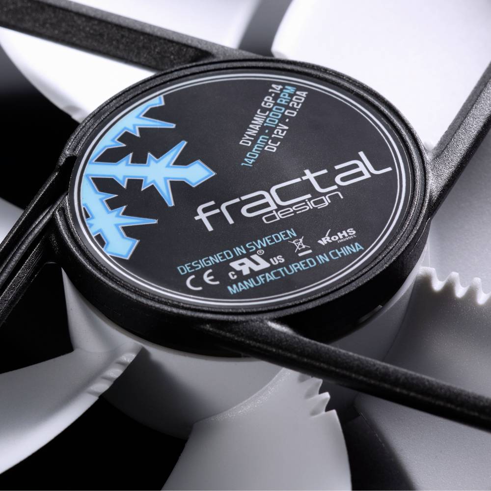 Detailní záběr počítačového ventilátoru s logem 'fractal design' a informacemi o zemi původu a výroby.