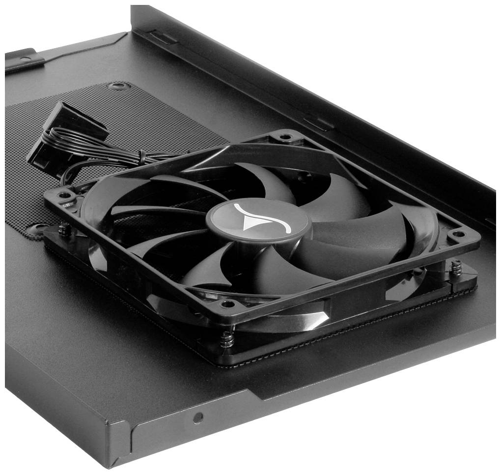 Černý počítačový ventilátor je plochý namontovaný na šasi bez krytu. Kabely jsou viditelné po straně.