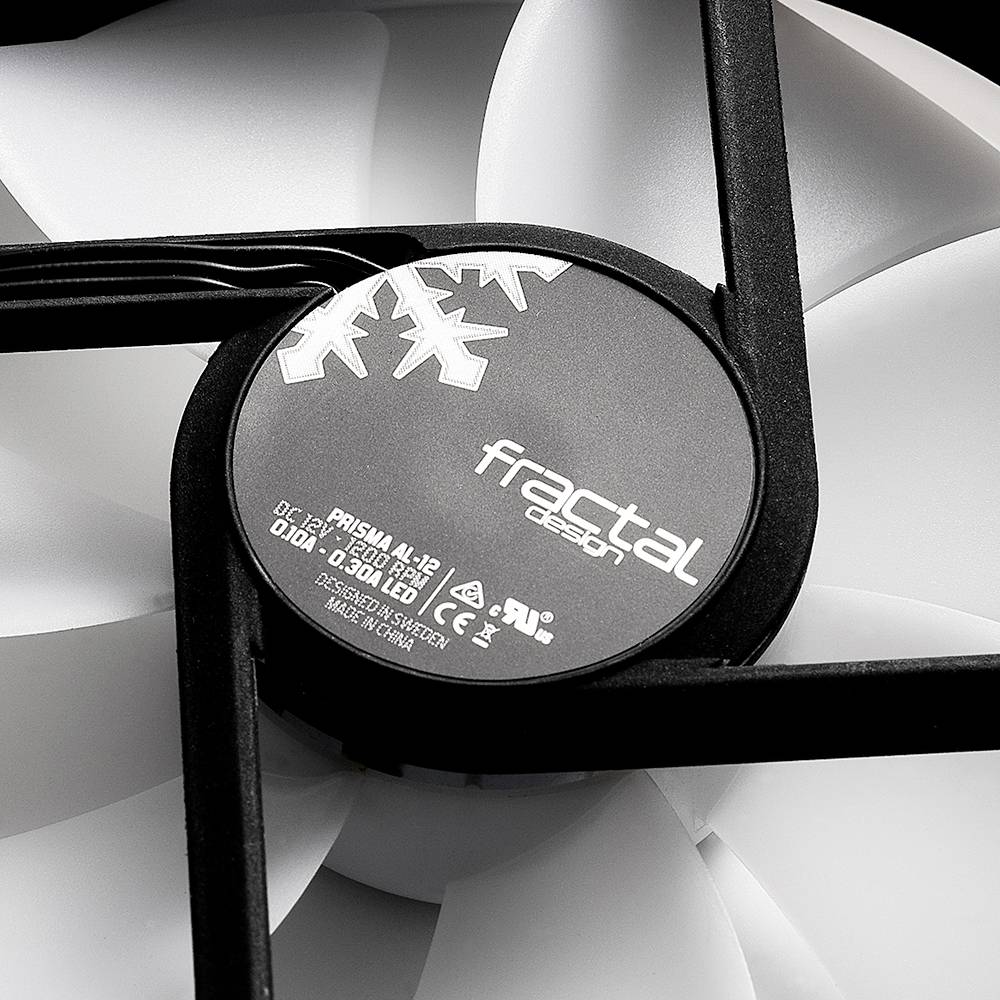 Ventilátor s černým rámem a bílým rotorem. Uprostřed je napsáno 'fractal design'. Viditelné jsou symboly a technické detaily.
