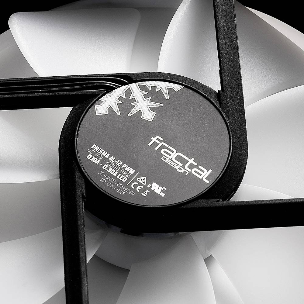 Detailní záběr ventilátoru do počítače od společnosti Fractal Design s vytištěným číslem modelu a specifikacemi produktu. Převládají černé a bílé barvy.