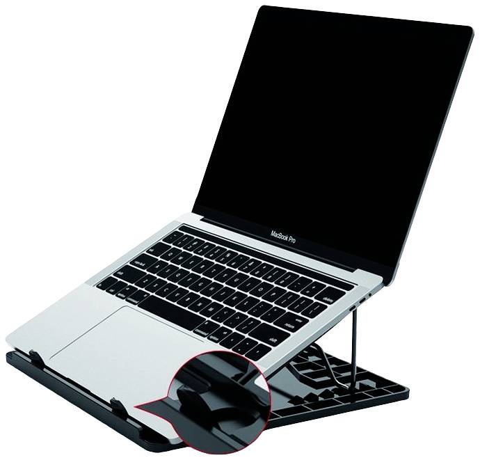 Stříbrný notebook leží na černém nastavitelném stojanu, který zvyšuje výšku displeje a ergonomicky ho usměrňuje.
