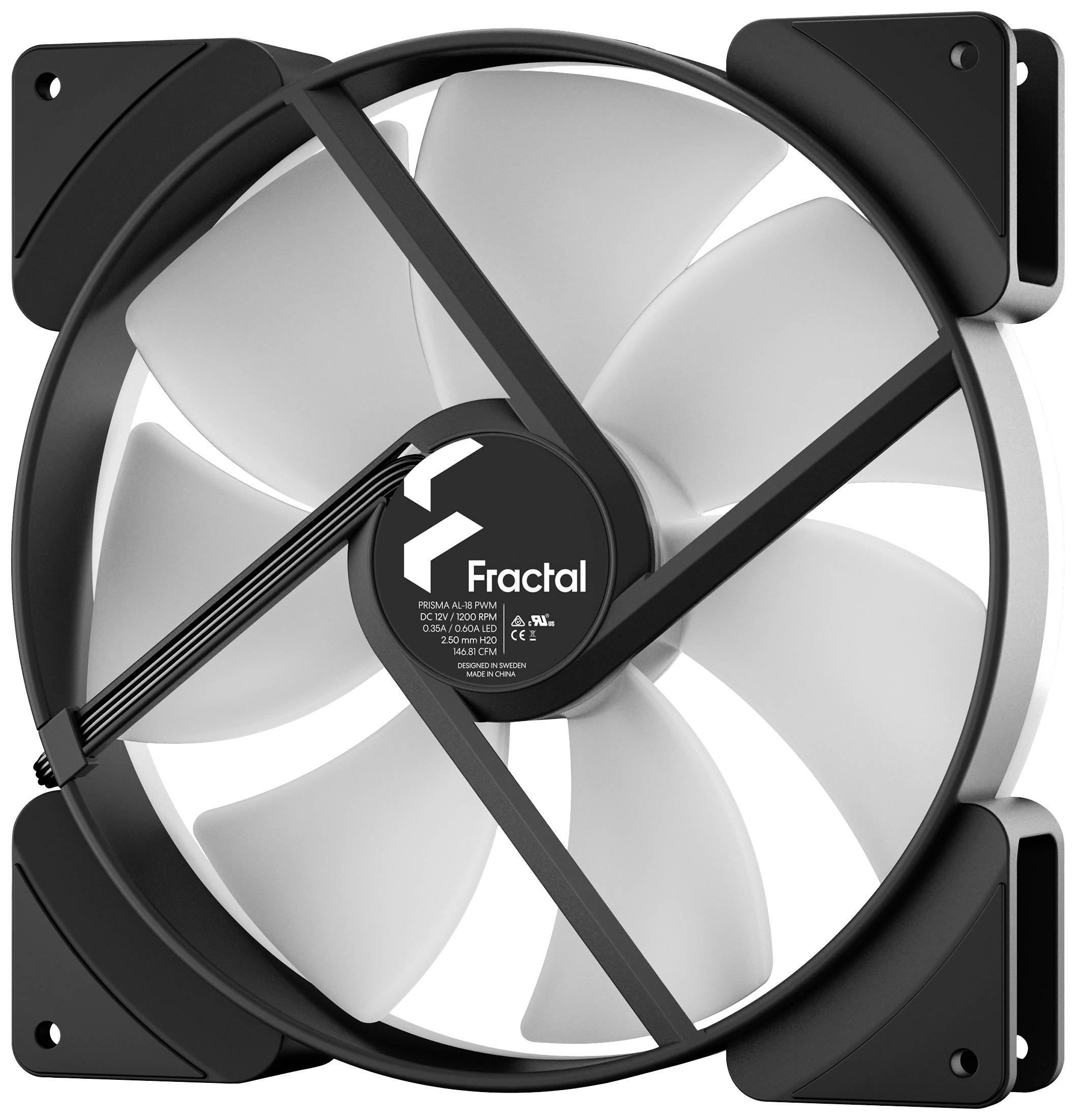 Ventilátor v černobílém provedení s pěti listy a kabelem, označený nápisem 'Fractal'.