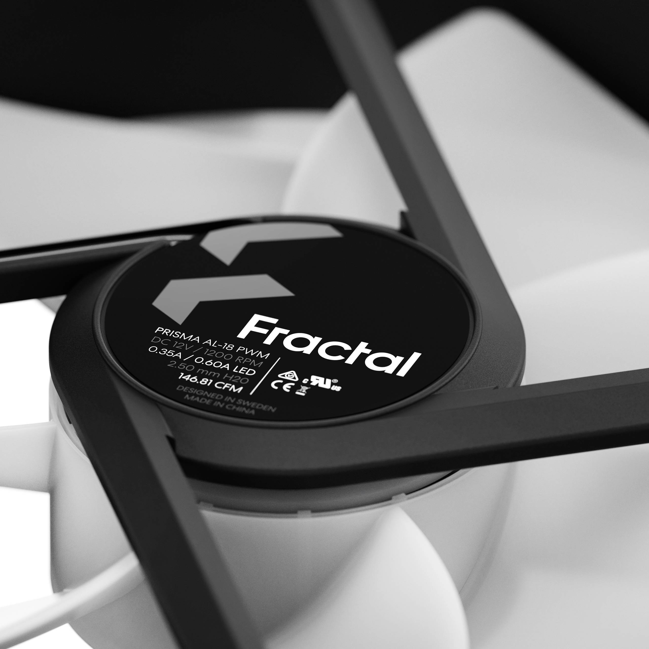 Počítačový ventilátor značky Fractal s černobílým designem. Text na ventilátoru zobrazuje informace o modelu a jeho výkonu.