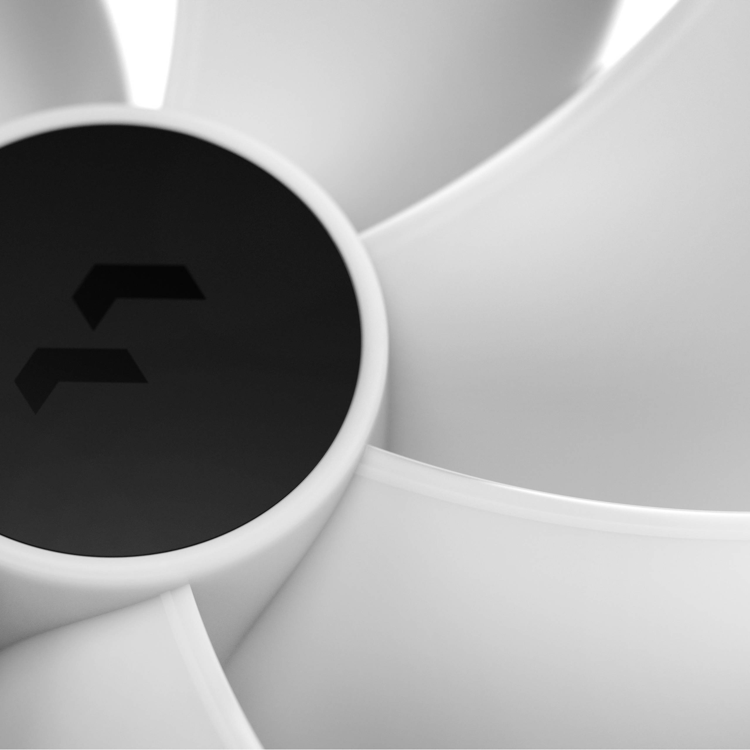 Detailní záběr bílého, moderního ventilátorového listu s černým středem, který obsahuje stylizované logo ve tvaru dvou šipek.