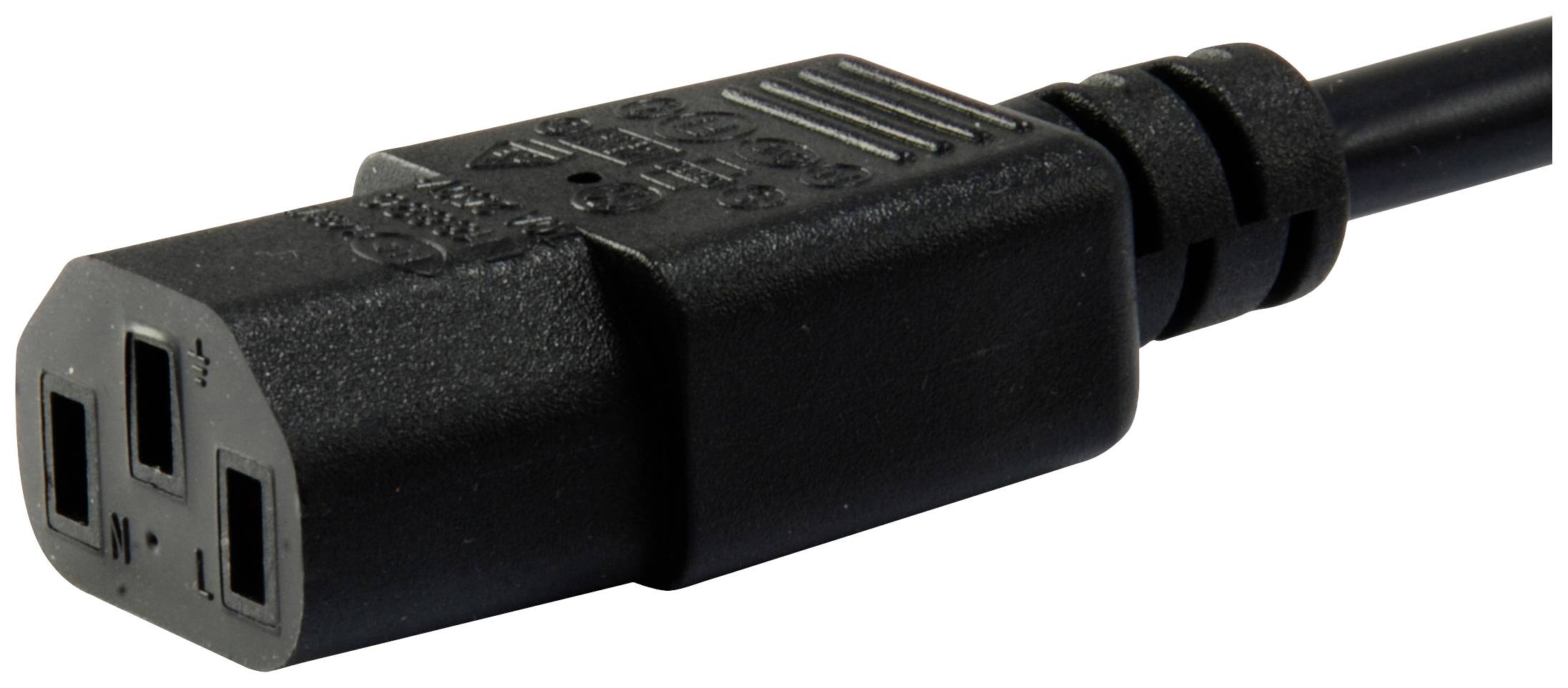 Černý síťový kabel s IEC-C13 zástrčkou. Zástrčka má tři obdélníkové kontakty v trojúhelníkovém uspořádání.