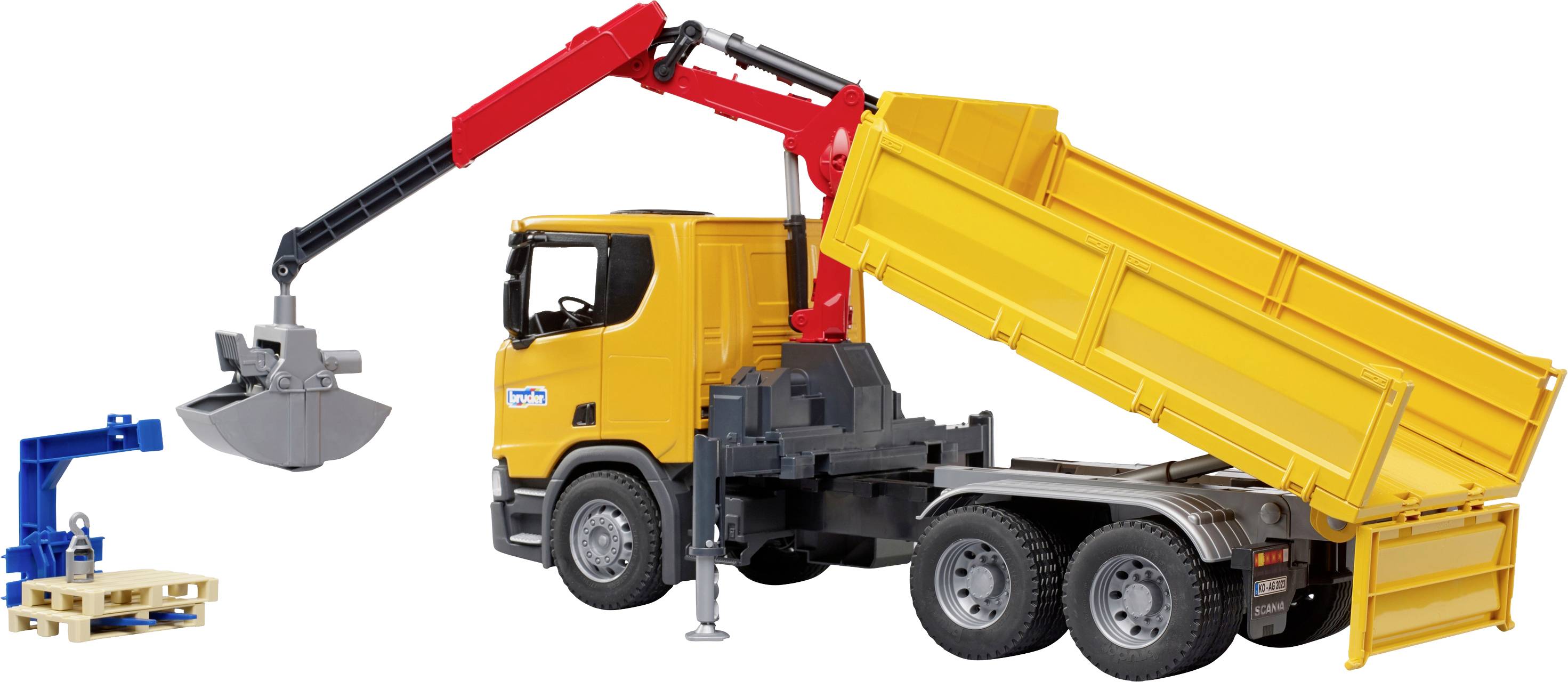 Žlutý nákladní vůz s vyklápěcí korbou a červenou hydraulickou rukou zvedá velkou lopatu nad modrou plošinou.