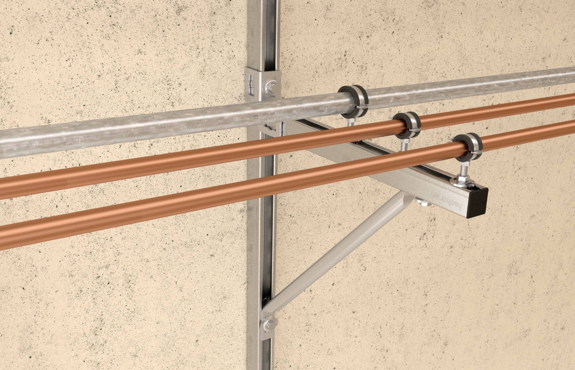 Potrubní systém namontovaný na betonové stěně, sestávající z robustního ocelového nosníku a několika paralelními měděnými trubkami.