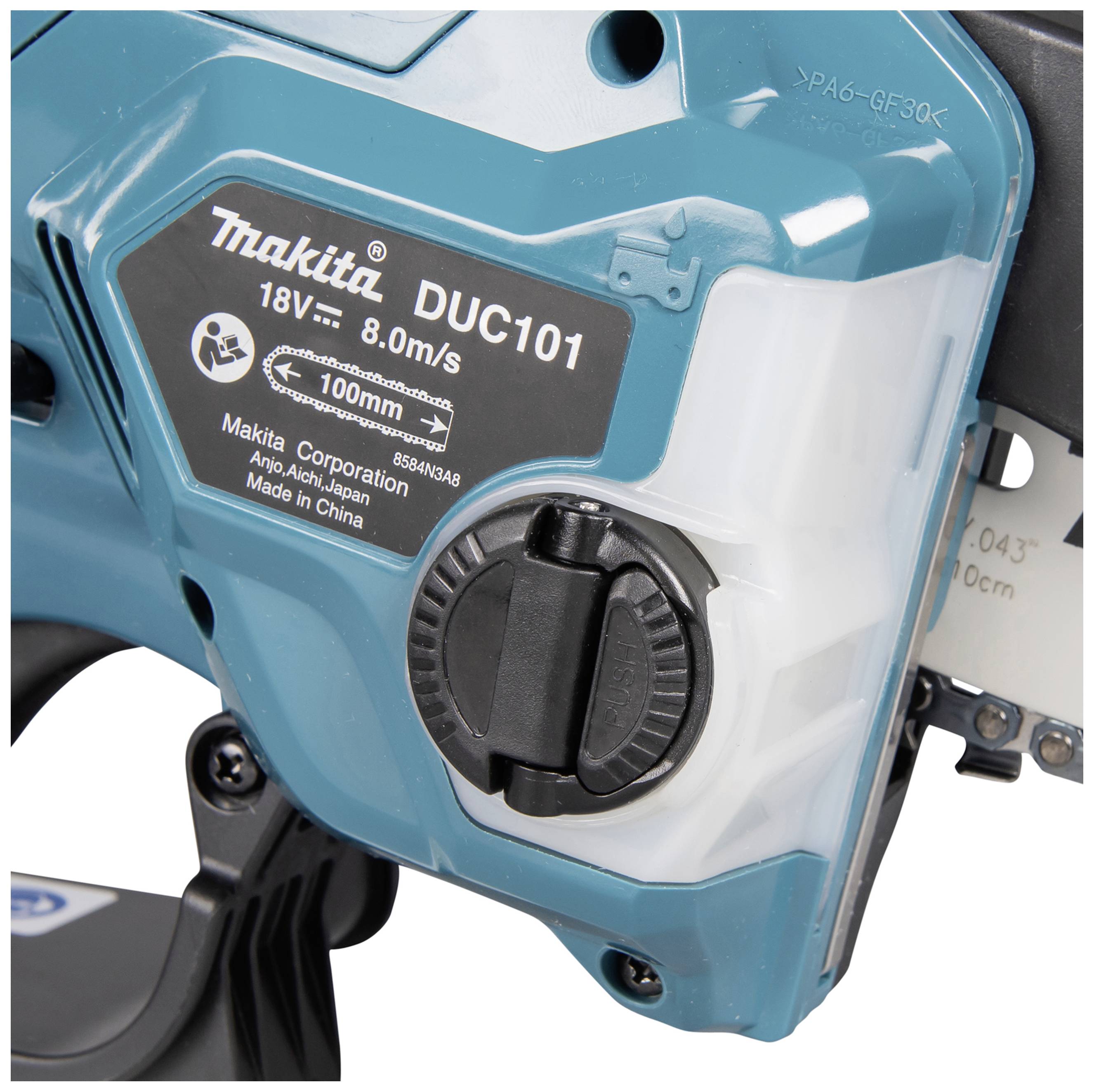Detailní záběr modrého elektrického nářadí s nápisem 'Makita DUC101 18V 8.0 m/s 100 mm'.
