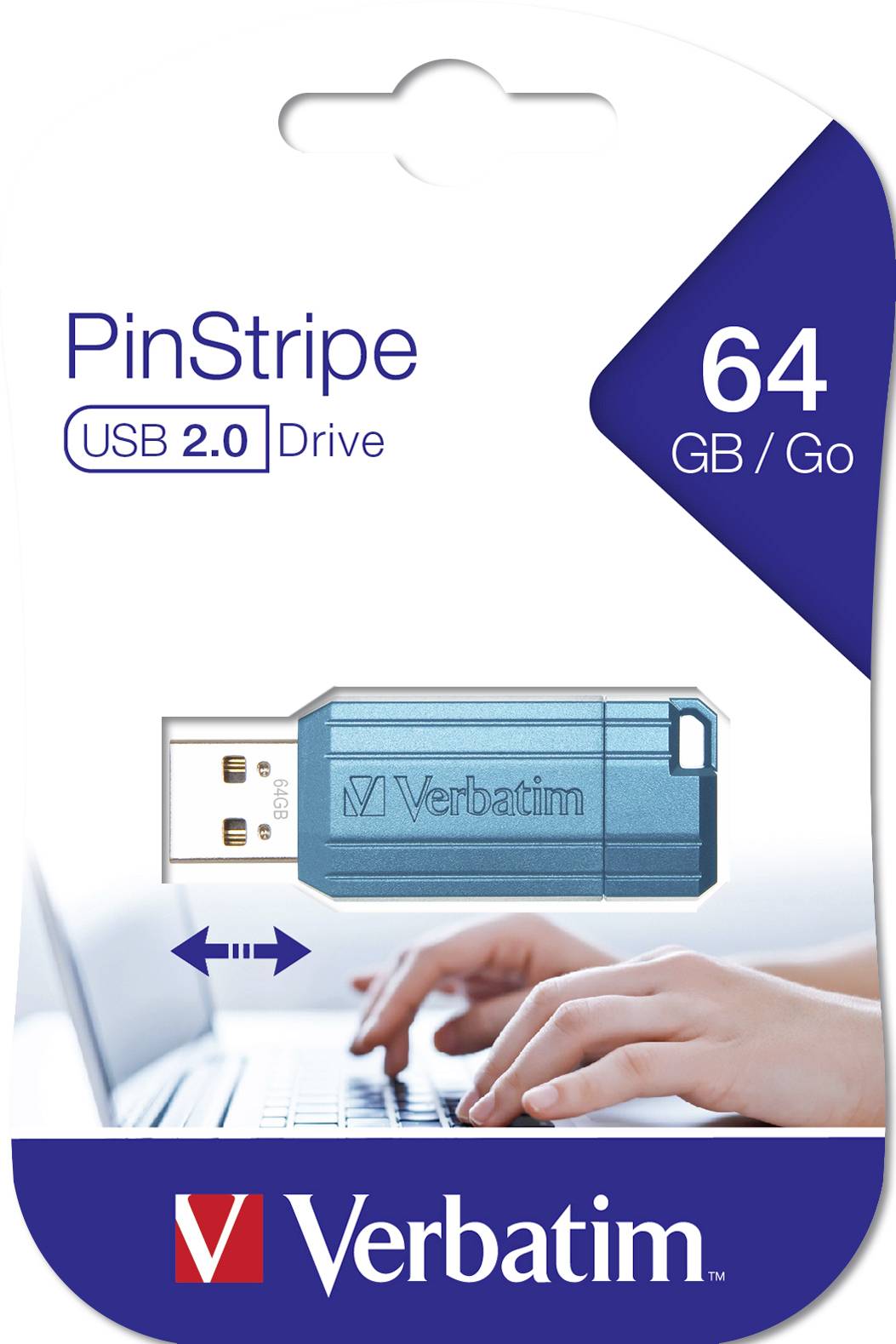 Na obalu je zobrazen USB flash disk Verbatim PinStripe USB 2.0 Drive, 64 GB v modré barvě. Ruka drží USB disk před otevřeným notebookem.