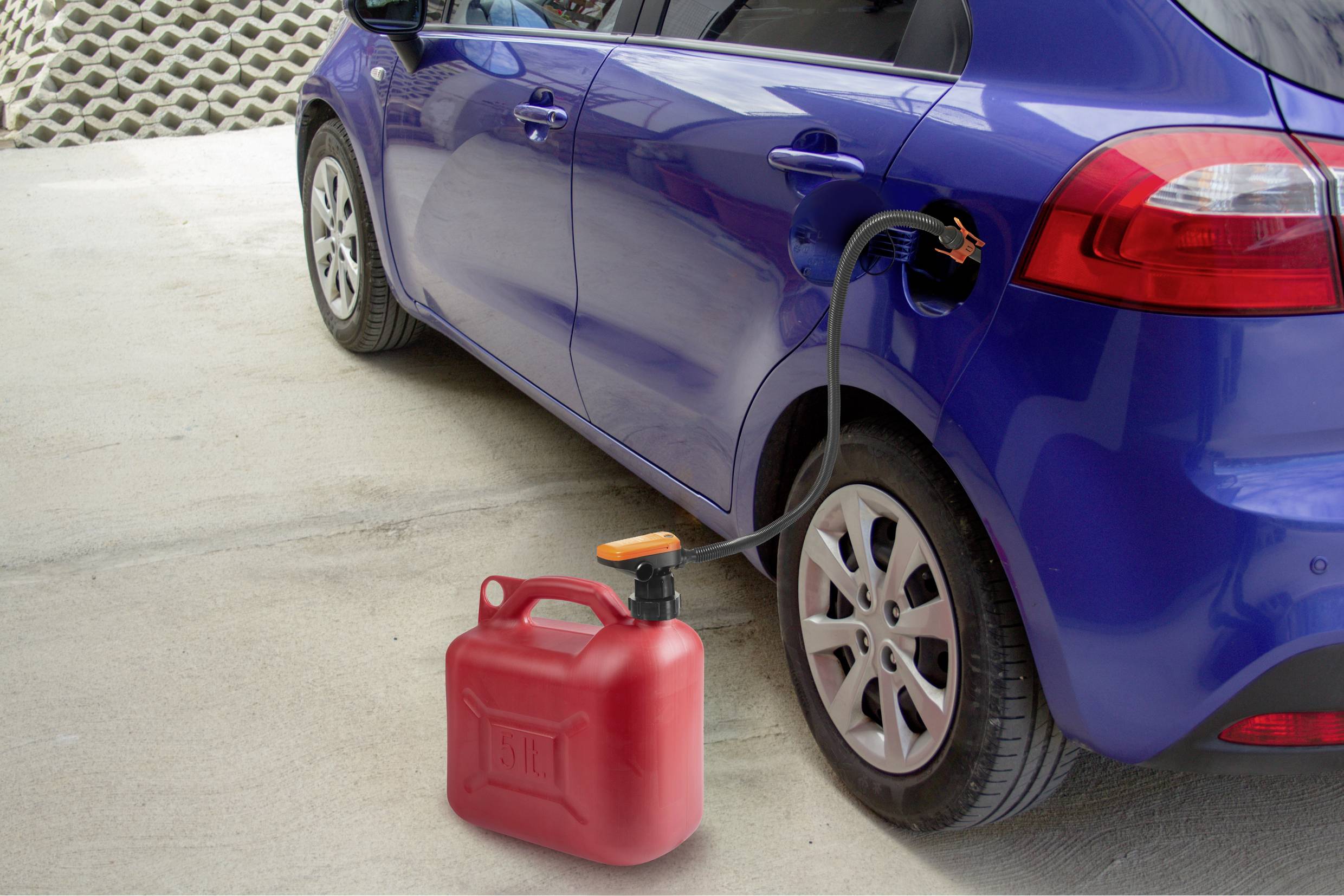 Modré osobní auto je doplňováno palivem z červeného benzínového kanystru. Kanystr je pomocí hadice připojen k nádrži vozidla.