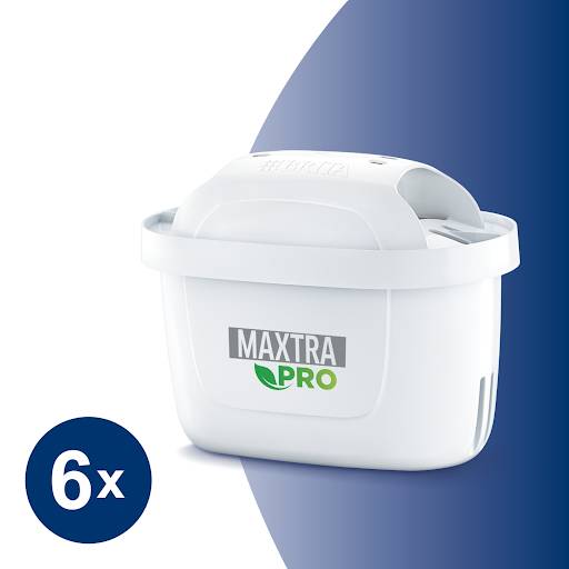 Filtr na vodu značky 'Maxtra Pro' je zobrazen v detailním záběru. Balení obsahuje šest filtračních patron.