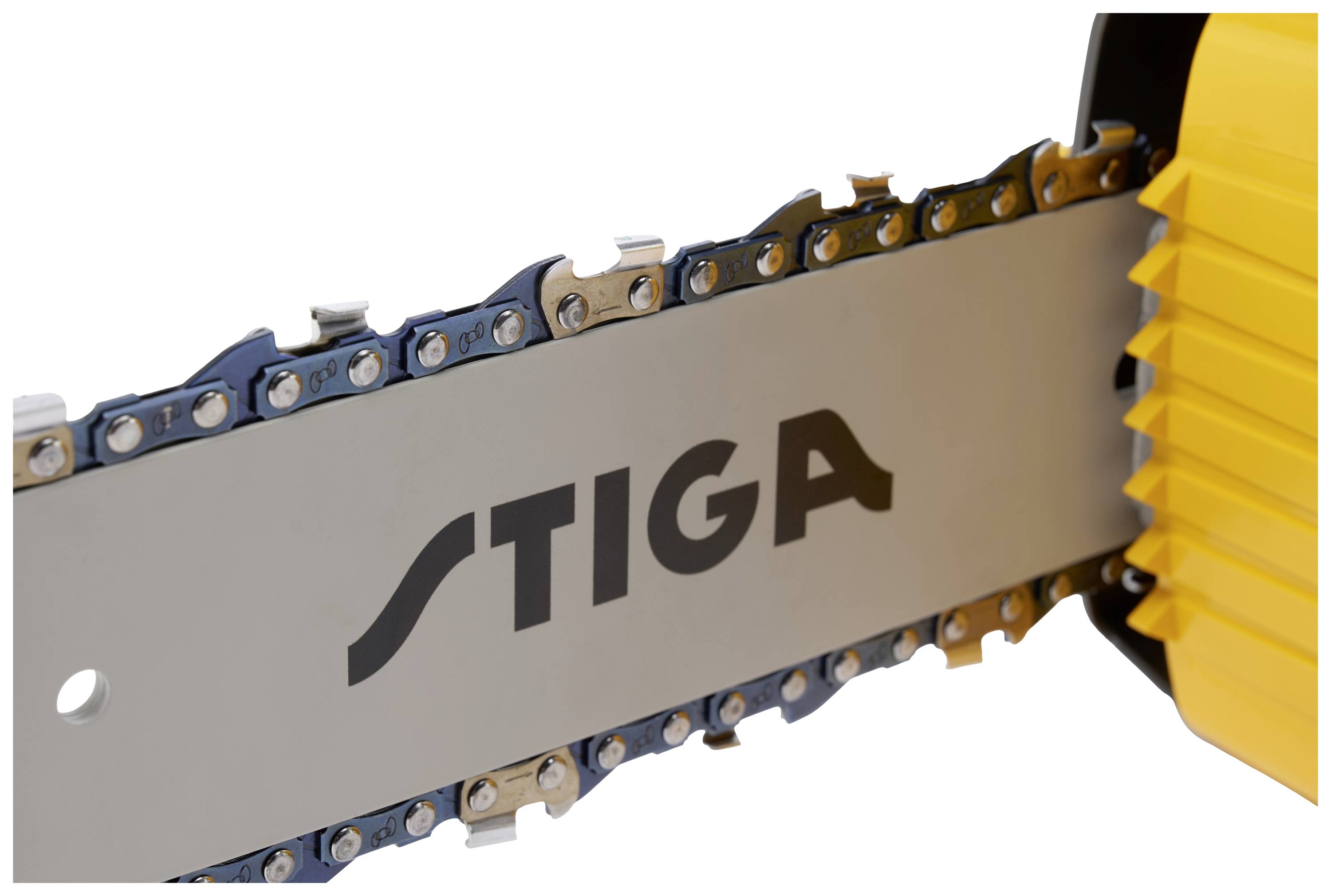 Detail motorové pily značky STIGA, kde je dobře viditelná řetěz na vodící liště.