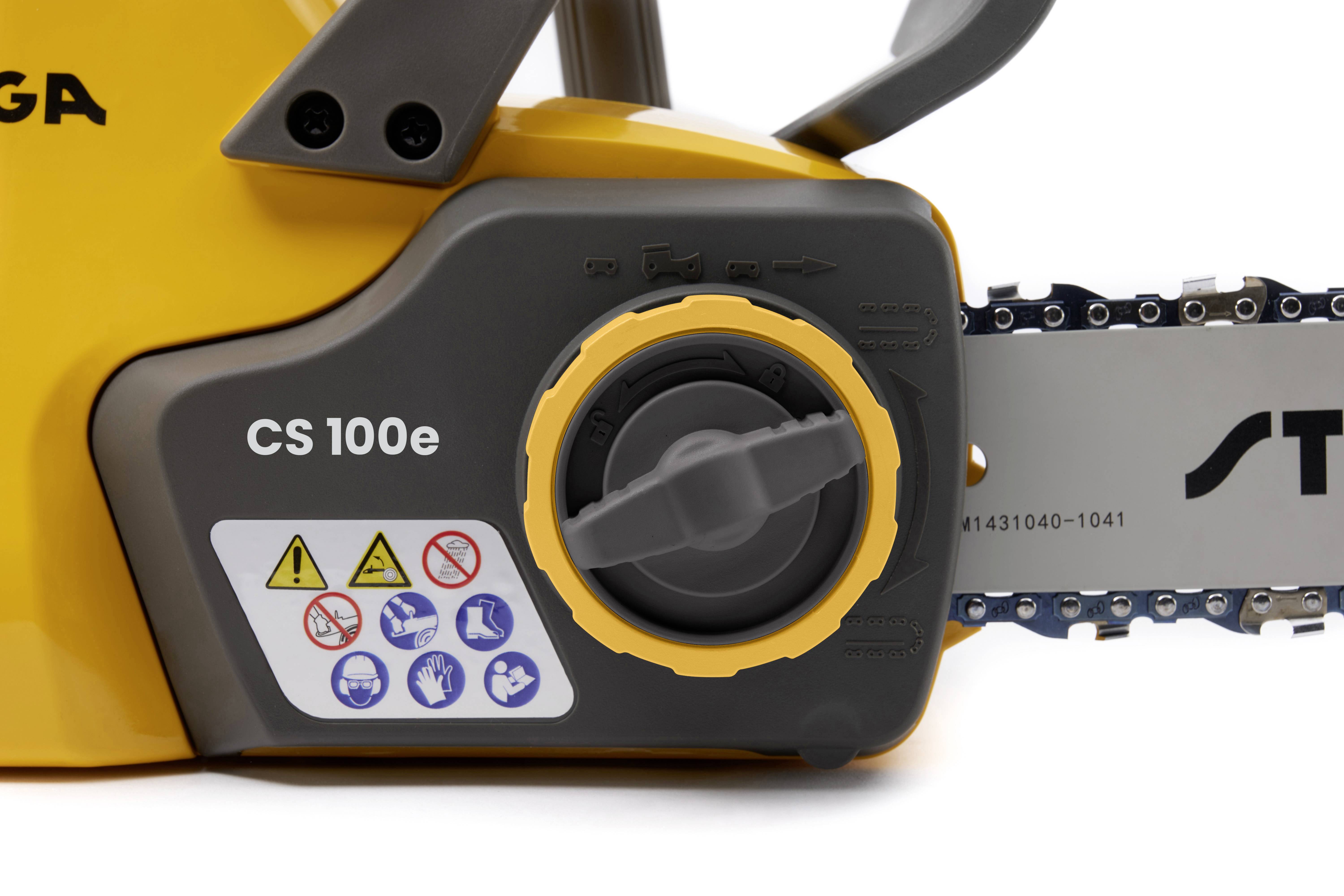 Žlutá motorová pila s šedou rukojetí, model 'CS 100e'. Nálepky zobrazují bezpečnostní varování a symboly pro bezpečné používání.