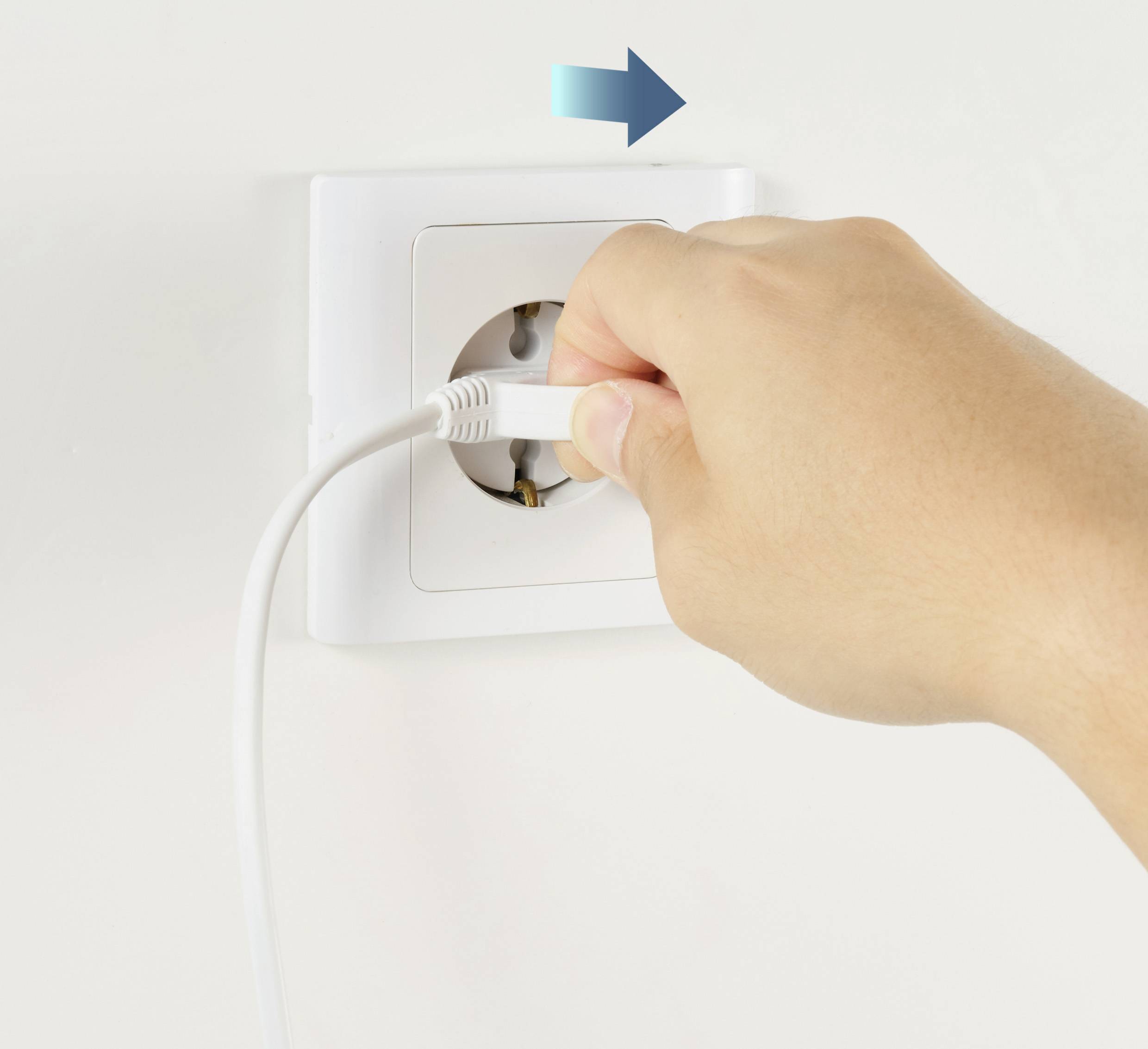 Ruka vytahuje zástrčku z elektrické zásuvky na stěně; vedle je modrý šipka směřující doprava.