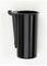 Černý válcový plastový kontejner s ohnutou rukojetí na jedné straně, pravděpodobně měrka nebo nádoba.