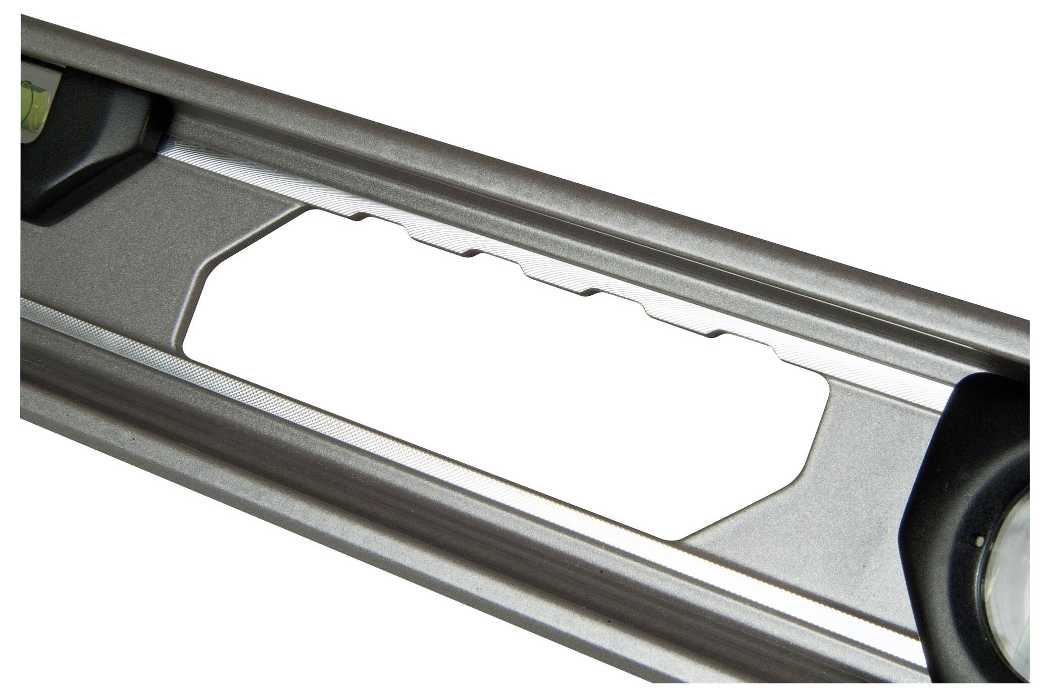 Stříbrný profilový vodní klíč se dvěma libelami pro kontrolu vodorovných rovin ve stavebních projektech.