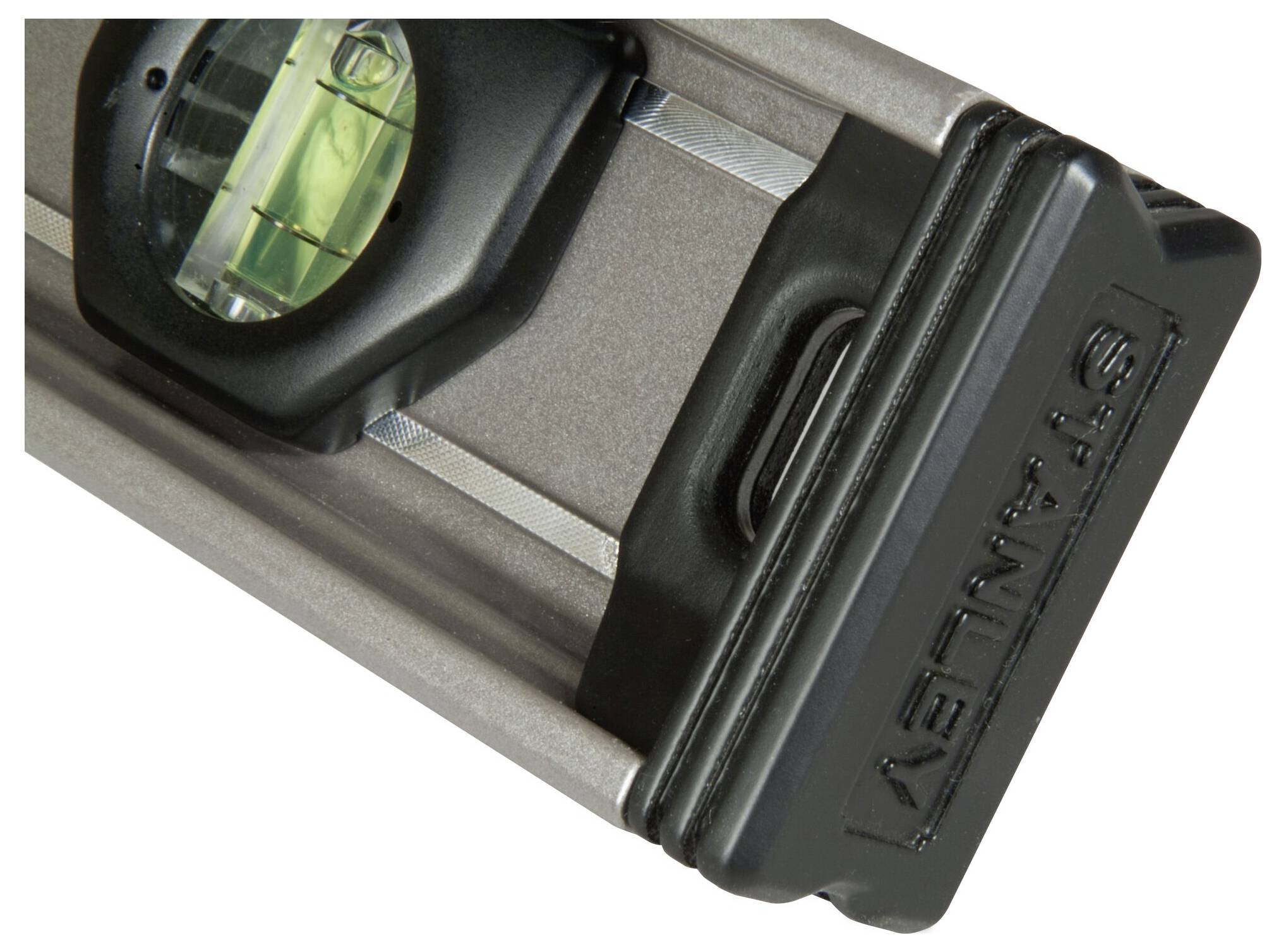 Vodováha ukazuje správnou úroveň pomocí zeleného libelového okénka na šedém kovovém rámu.