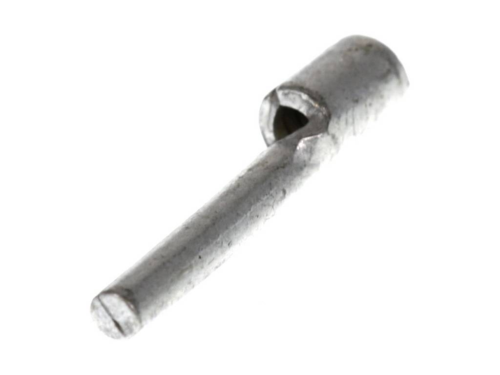 Kovový čep s válcovým dříkem a bočním zářezem. Pravděpodobně součást mechanického systému nebo stroje.