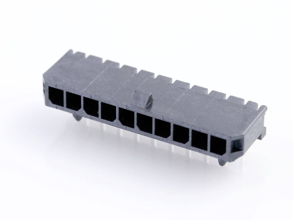 Černá elektrická zásuvková zdířka konektoru s několika obdélníkovými kolíky na bílém pozadí.