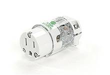 Adaptér z 110 V na 240 V s průhledným krytem a třemi zásuvkovými otvory umožňuje úpravu elektrického napětí pro zařízení.