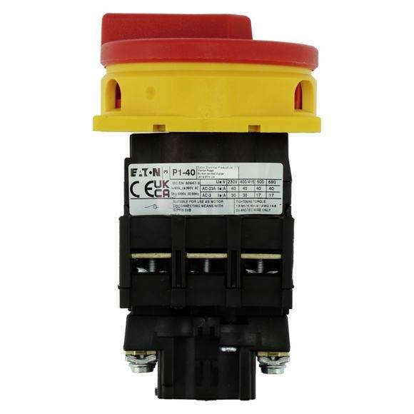 Nouzový vypínač značky Eaton, model P1-40. Červený otočný knoflík s žlutým krytem na černém krytu. Označení CE viditelné.