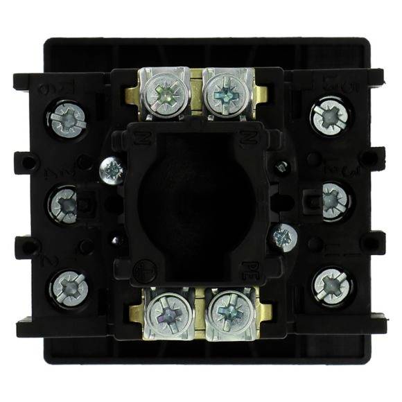 Černý elektrický spínač s několika šroubovacími svorkami pro upevnění kabelů.
