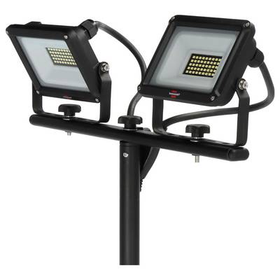 Dva černé LED reflektory připevněné na vodorovné tyči na vrcholu sloupu, skloněné ven na nastavitelných závěsech.