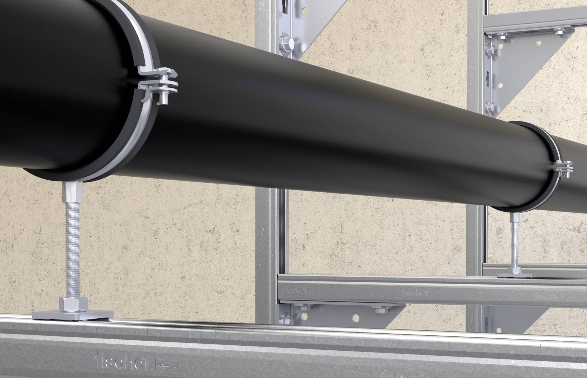 Černá trubka je upevněna sponkami k metalické konstrukční kostře. Obrázek ukazuje úsek potrubní instalace.