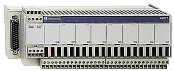 Elektronické zařízení s několika sloty a konektory, pravděpodobně průmyslový řídicí modul.