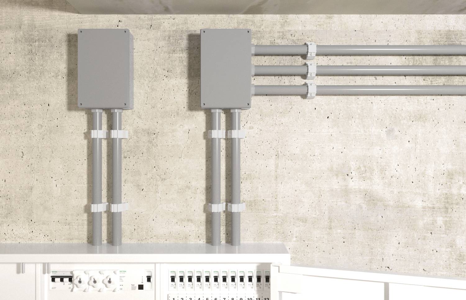 Elektrická rozvodná deska se dvěma šedými skříněmi a několika kabely na stěně.