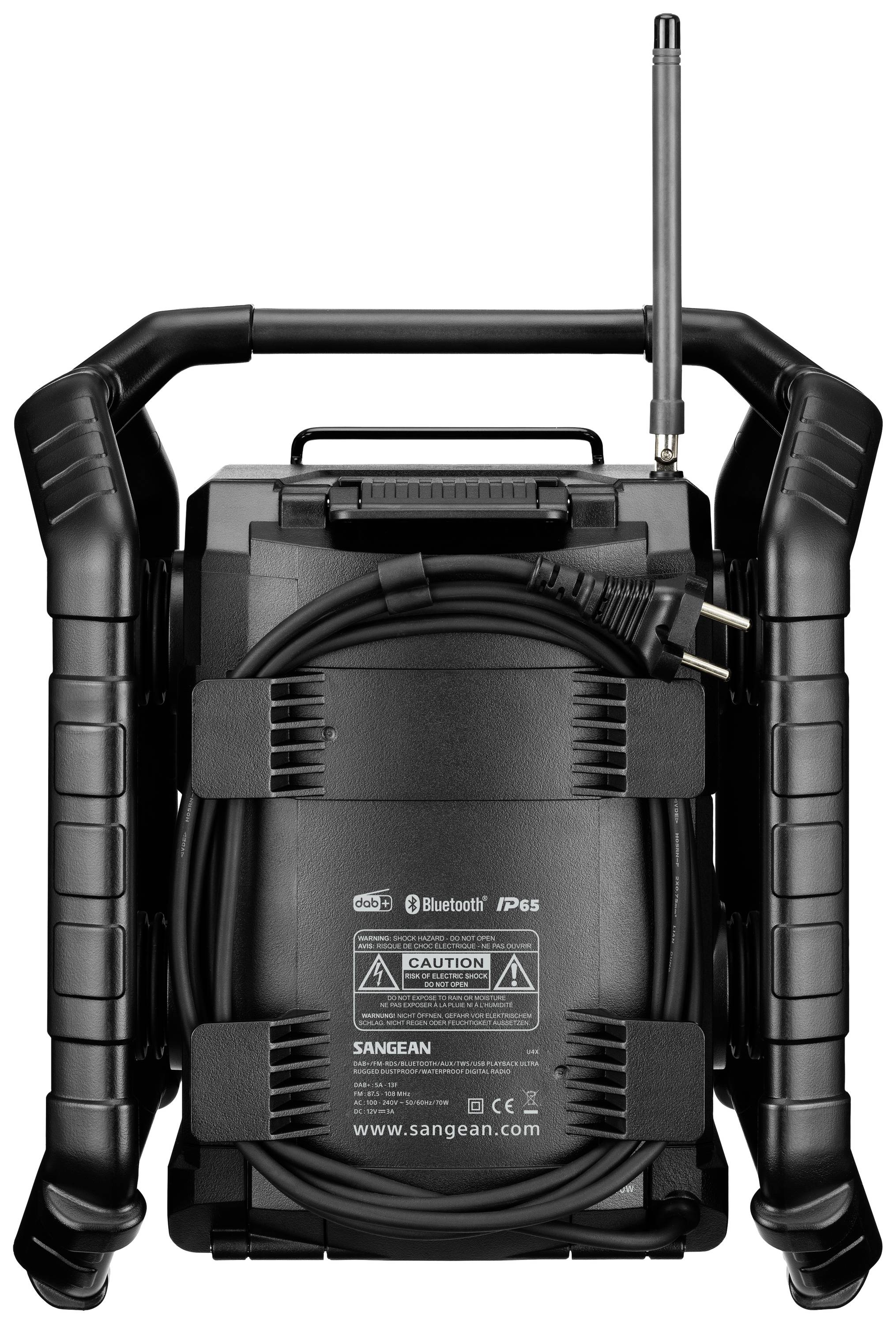Přenosné, odolné černé rádio s Bluetooth a certifikací IP65, s navinutým kabelem a anténou nahoře.