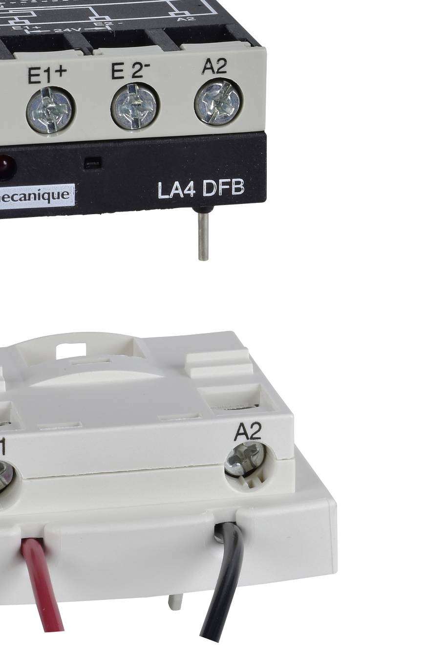 Elektrický reléový modul se šroubovými svorkami, označený štítky 'E1+', 'E2-', 'A2', 'LA4 DFB' a kabelovými spoji dole.