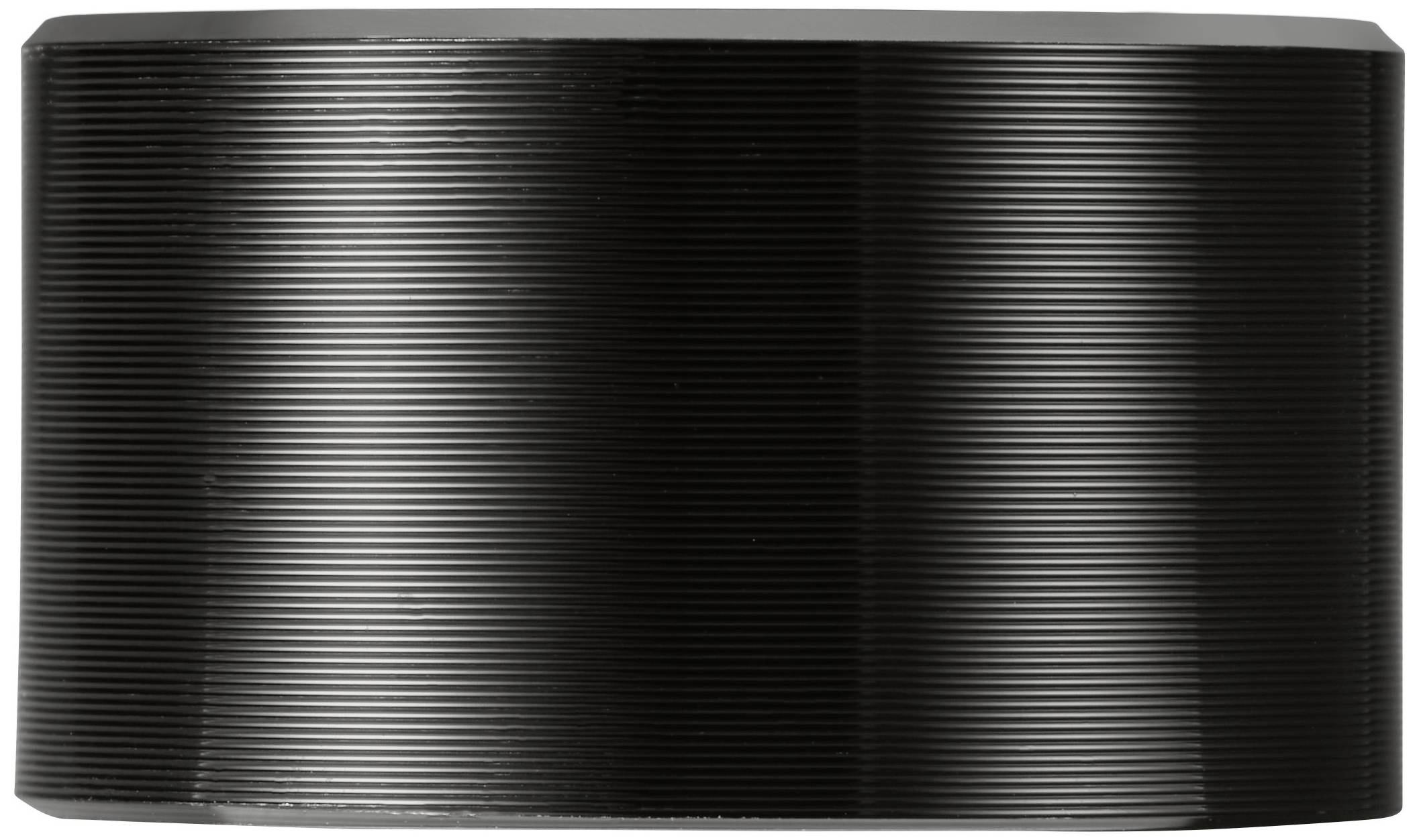 Role z černého lesklého materiálu s jemnými horizontálními liniemi.