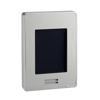 Obdélníkové stříbrné elektronické zařízení s černou obrazovkou uprostřed a malými větracími otvory dole.