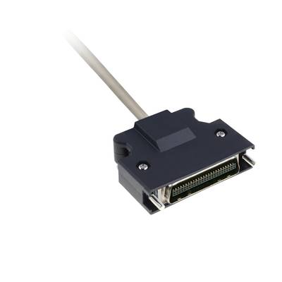 Šedý počítačový datový kabel se speciální koncovkou obsahující několik malých pinů, umístěný na bílém pozadí.