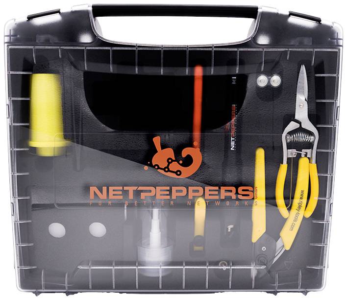 Sada nástrojů s různými nástroji pro síťové instalace, včetně kleští a šroubováku. Nápis: 'NetPeppers'.