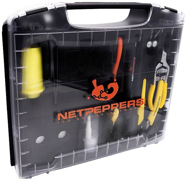 Černý kufřík na nářadí s průhledným víkem, který obsahuje žluté a černé nástroje. Na přední straně je nápis 'NETPEPPERS'.