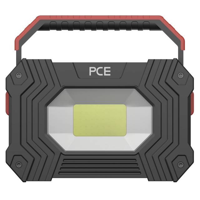 Přenosná pracovní lampa s robustním, obdélníkovým tělem a červenou rukojetí. Nápis 'PCE' nad centrální světelnou plochou.