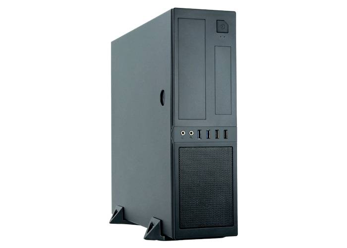 Černá skříň stolního počítače s USB porty a pozicemi pro mechaniky na předním panelu, umístěná na bílém pozadí.