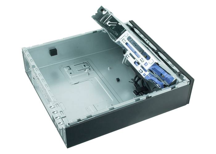 Otevřená počítačová skříň s viditelným vnitřním prostorem. Výklopný držák je zvednutý a odhaluje sloty a kabely uvnitř.