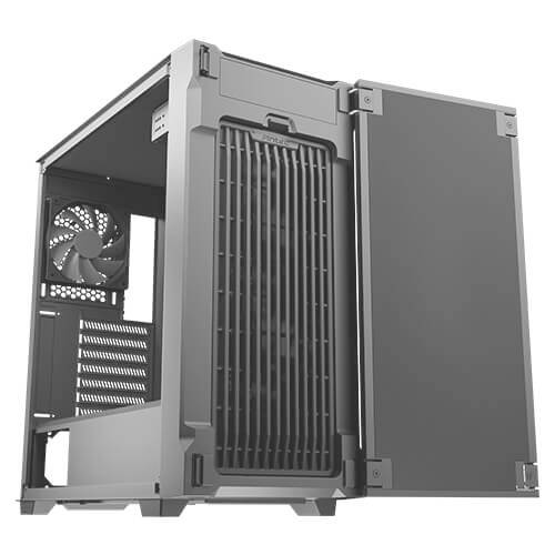 Počítačová skříň v stříbrné barvě s otevřeným předním panelem. Jsou viditelné interní ventilátory a rozšiřující sloty.